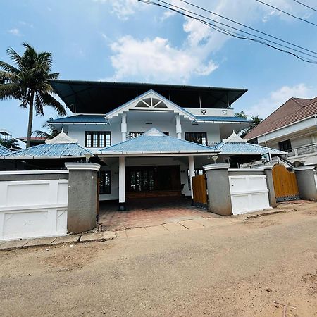 Isha Residency Hotel Kochi Ngoại thất bức ảnh
