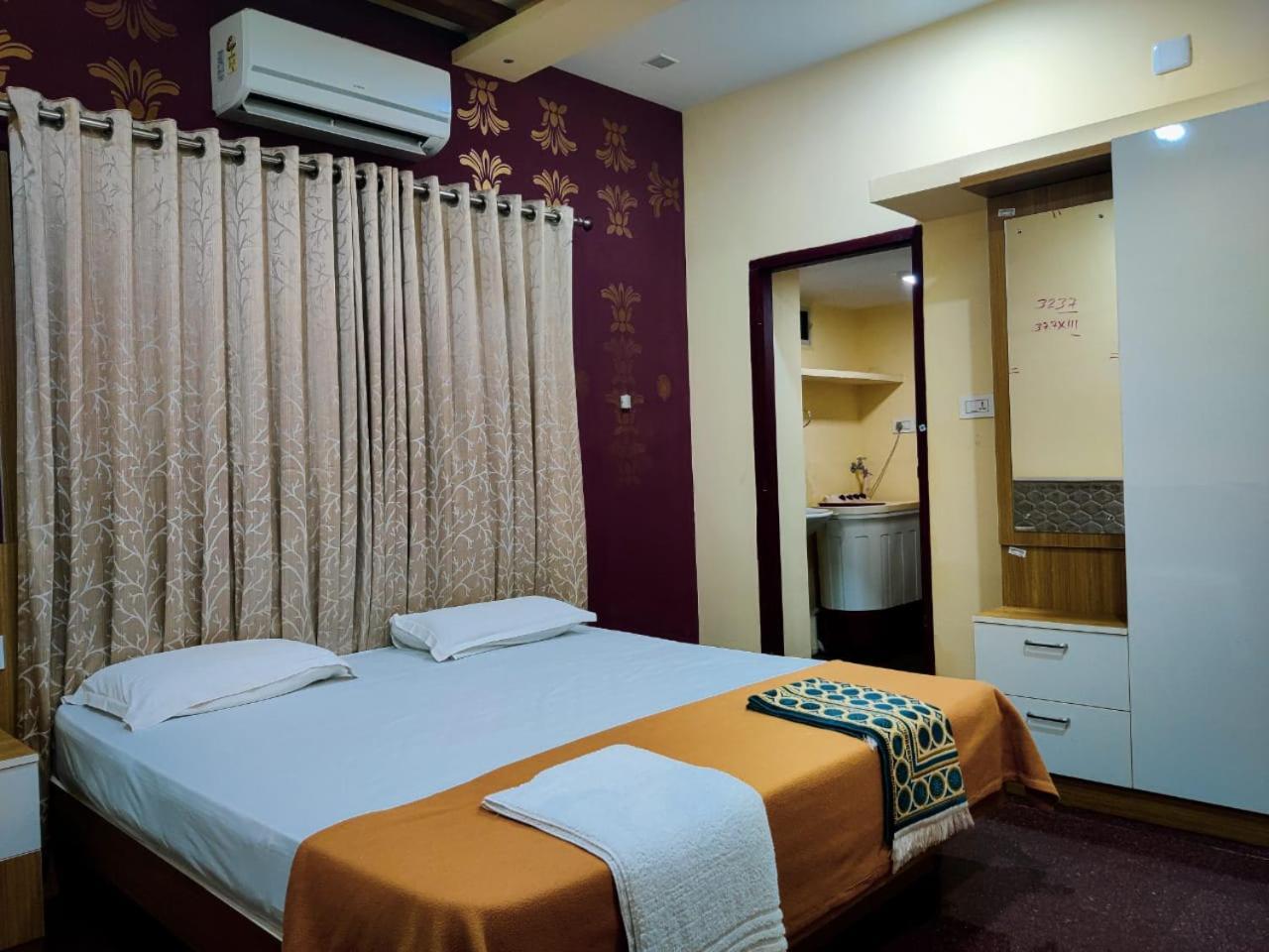 Isha Residency Hotel Kochi Ngoại thất bức ảnh