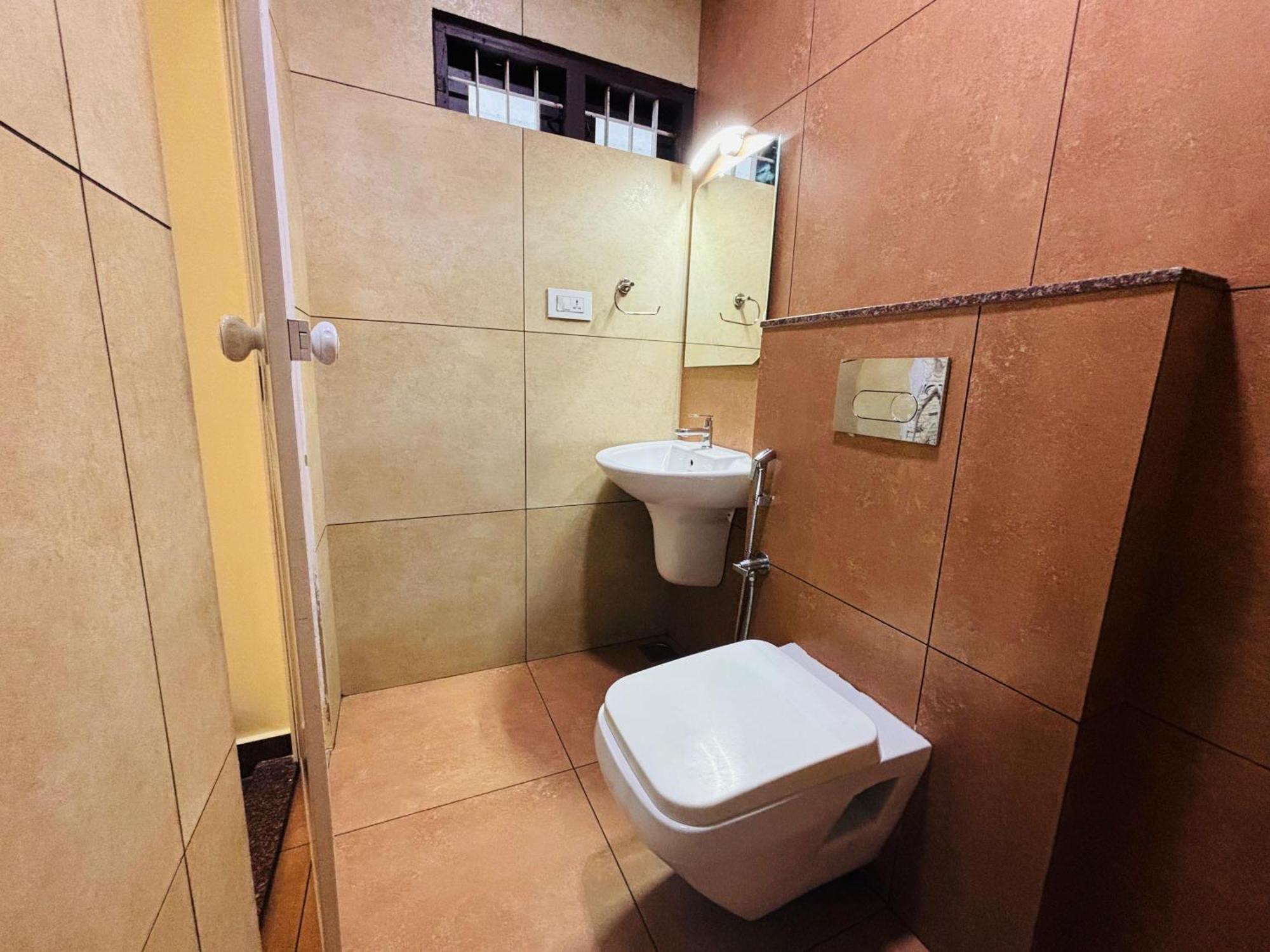 Isha Residency Hotel Kochi Ngoại thất bức ảnh