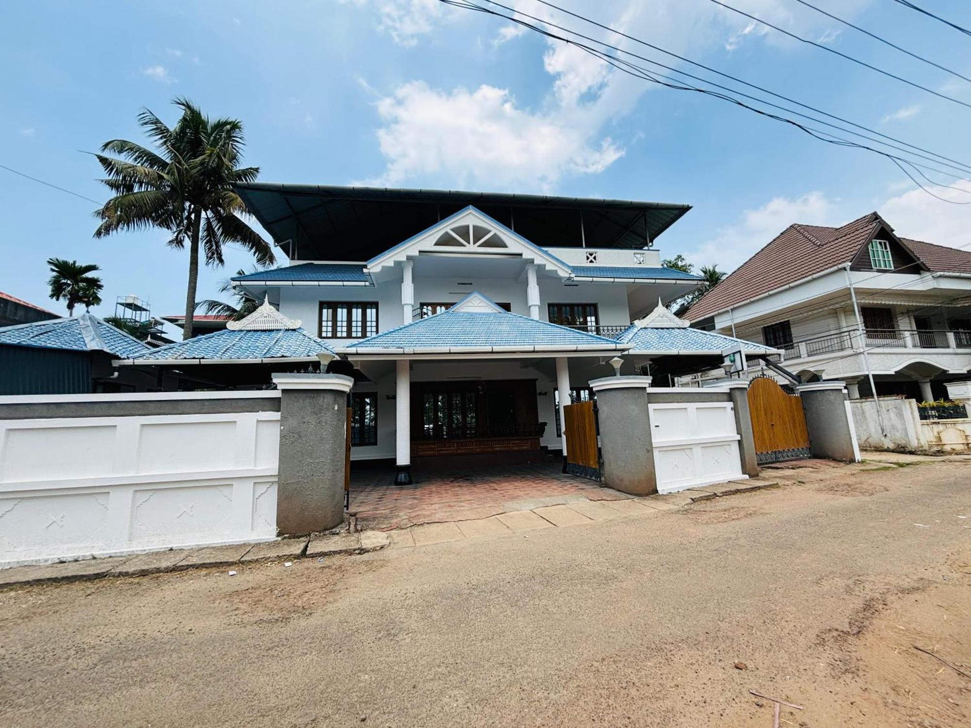 Isha Residency Hotel Kochi Ngoại thất bức ảnh