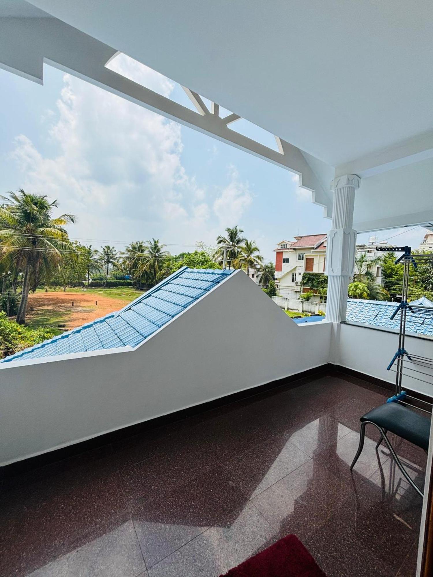 Isha Residency Hotel Kochi Ngoại thất bức ảnh